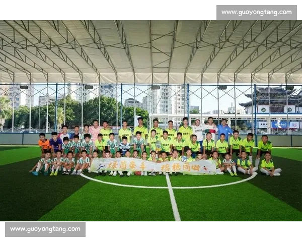 绿茵为媒：深圳援疆托举 儿子娃娃 足球梦